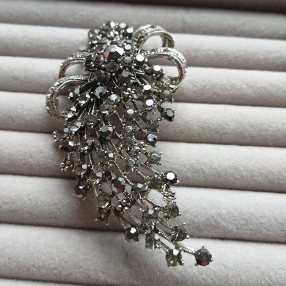 Rhinestone Sparkle Silver/black Brooch Starburst bow - Picture 3 of 7